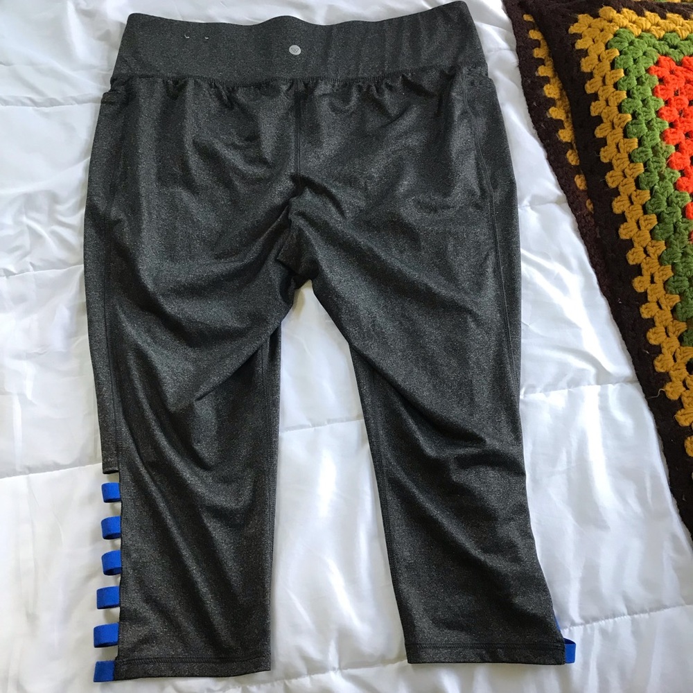 SOLD Livi Active Capri Leggings Gray Cropped - Picture 5 of 5